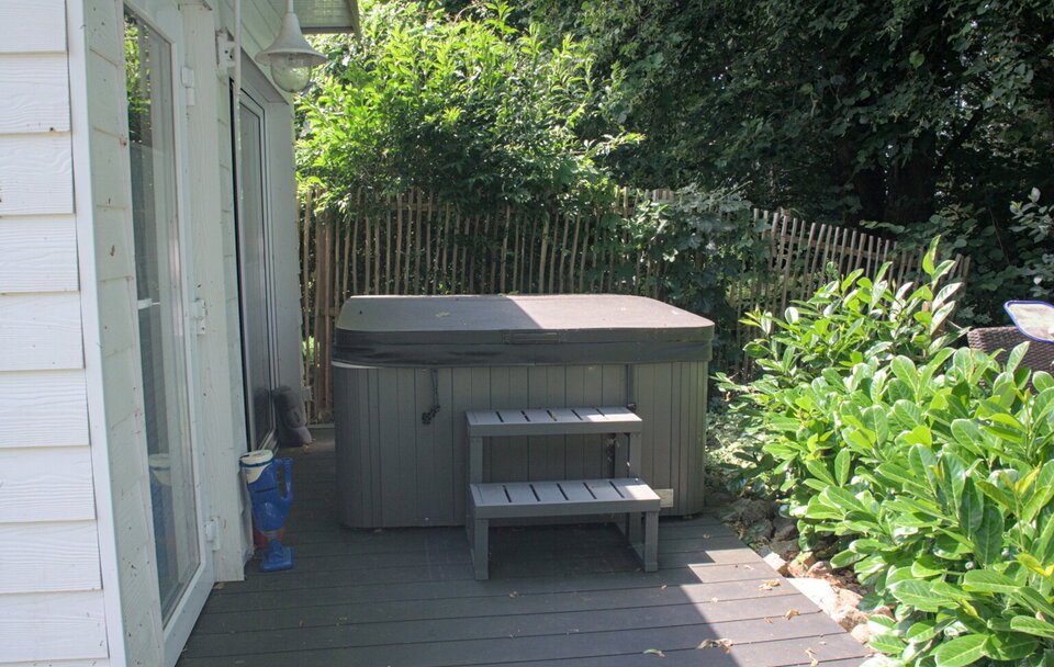 Outdoor-Whirlpool vor der Bar
