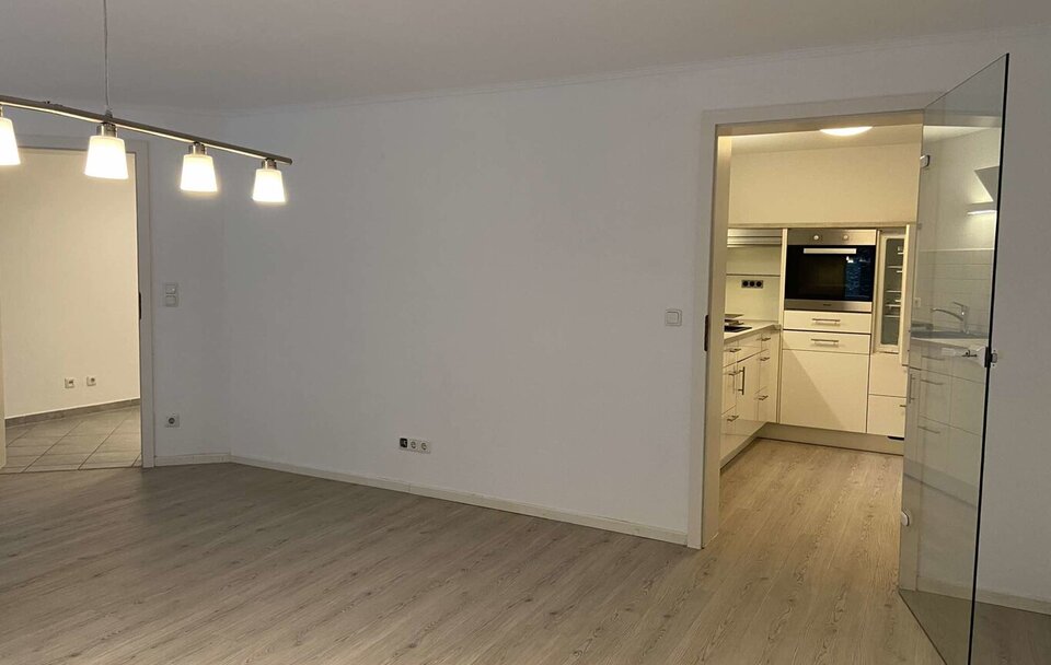 Wohnbereich mit angrenzender Küche